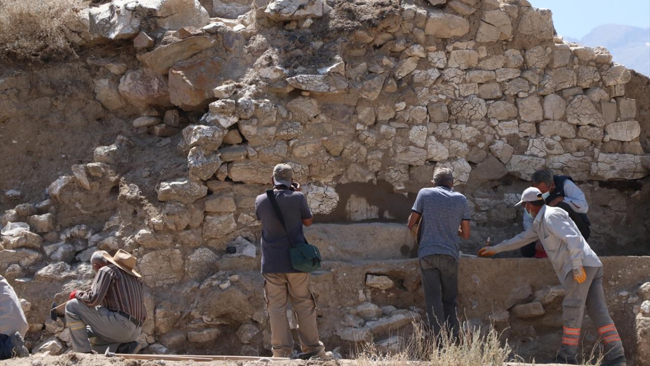 Demir Çağı`na ait orijinal sıva kalıntılarına ulaşıldı
