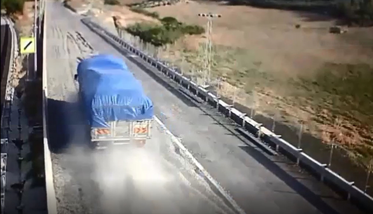 Kontrolden çıkan araçların kaçış rampası sayesinde kurtulması görüntülere yansıdı