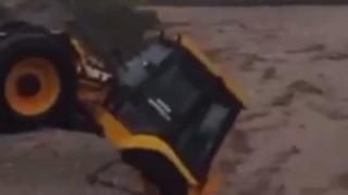 İş makinesi sel sularına kapıldı