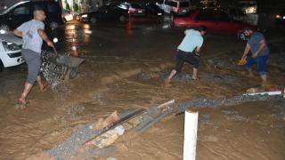 Malatya'yı sağanak vurdu: Caddeler göle döndü