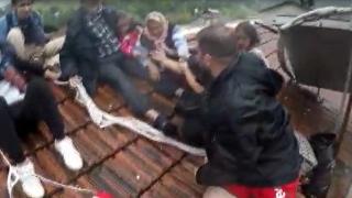 Sinop'ta çatıya çıkan aile böyle kurtarıldı