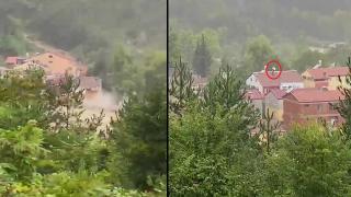 Sinop'ta sel evleri yıktı, bir vatandaş çatıya çıkıp yardım istedi