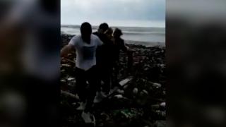 Selde sürüklenen yavru köpek böyle kurtarıldı