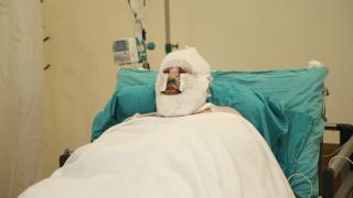 Alevlerin ortasında kaldı, yardımına arkadaşları koştu