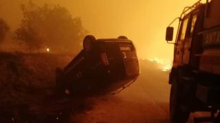 Yangından kaçarken araçları devrildi, orman işçileri kurtardı