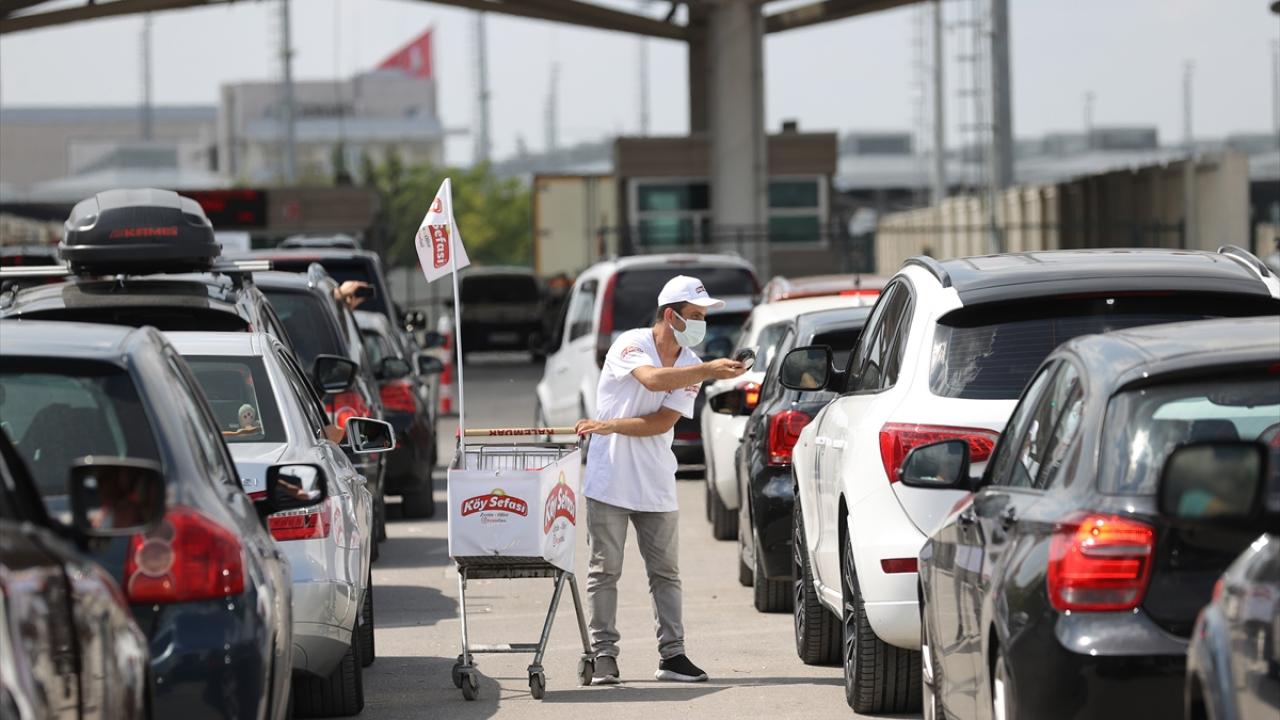 Gurbetçilere zeytin ikram edildi