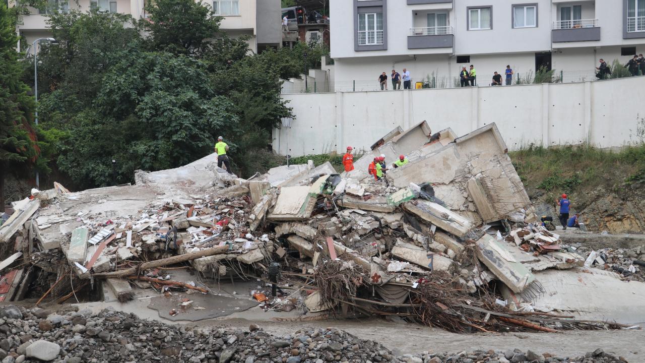 "Bir umutla enkazın altından sağ çıkmalarını bekliyoruz"