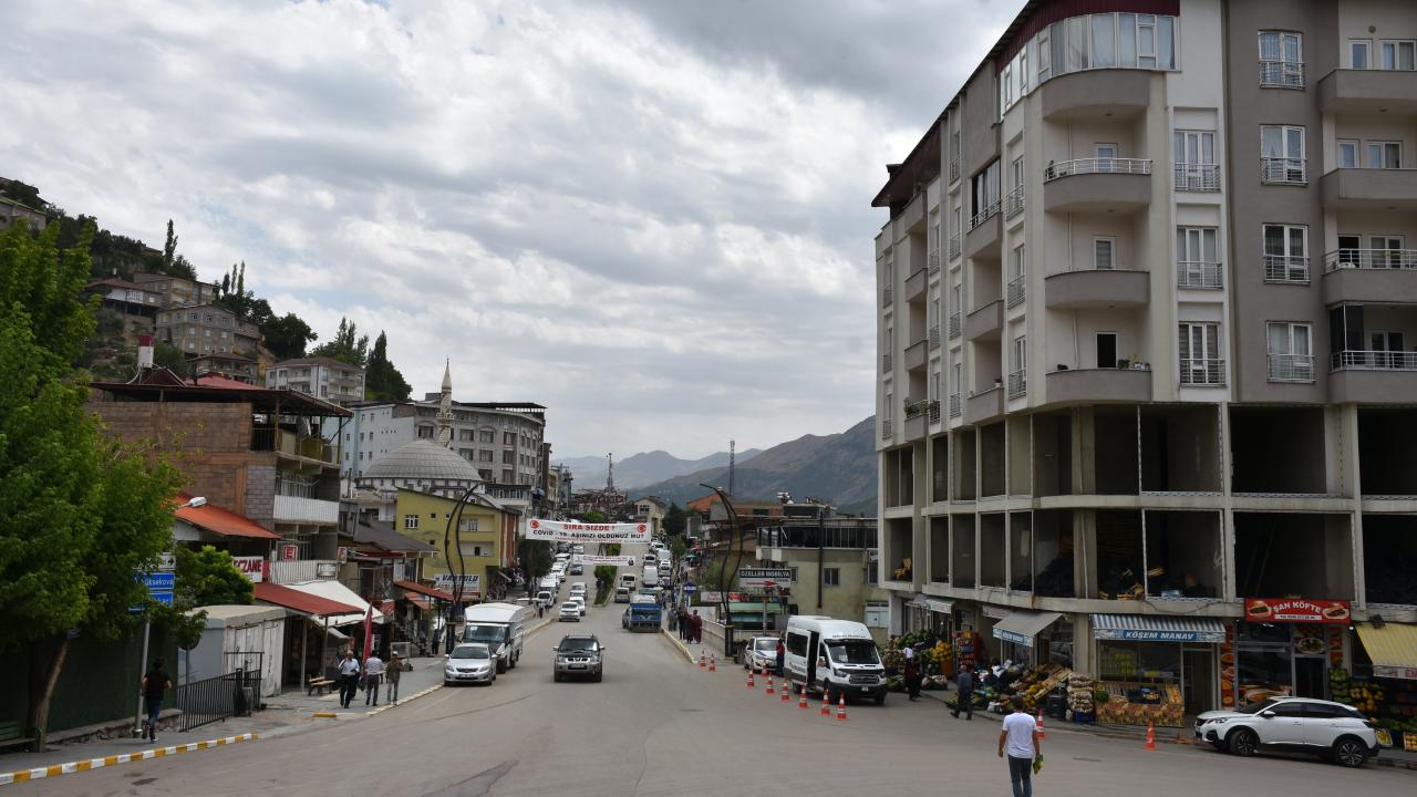 O dönemde yaylalara çıkamadıkları için birçok kişinin hayvanlarını satmak ve yaşadığı toprakları terk etmek zorunda kaldığını dile getiren Tekin, şöyle konuştu: