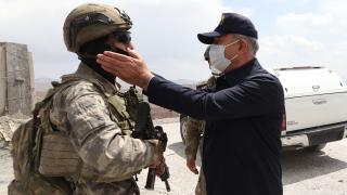 Bakan Akar ve komutanlar İran sınırında