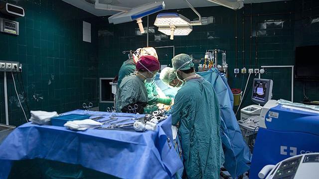 Karnı ağrıyan adamın midesinden bir kilodan fazla çivi ve vida çıkarıldı