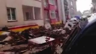 Selde sürüklenirken otomobilin içinden çekim yaptı