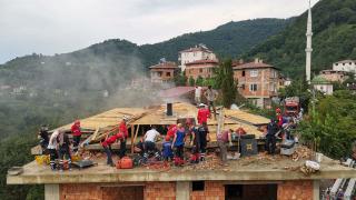 Trabzon'da yıldırım inşaatın çatısını yıktı: 1 ölü, 1 yaralı