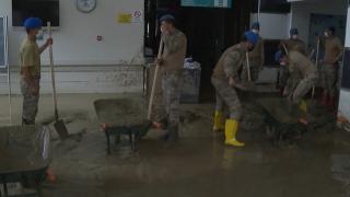 Mehmetçik sel bölgesinde yaraları sarıyor