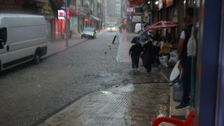 Ordu'yu sağanak vurdu: Ev ve iş yerleri su altında kaldı