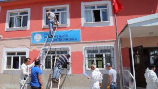 Polisler köy okulu için kolları sıvadı