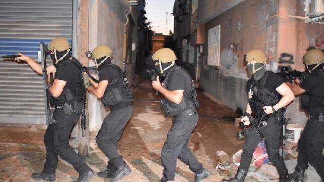 İzmirde kaçakçılık operasyonlarında 16 şüpheli yakalandı