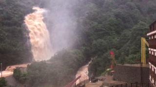 Çayeli'nde Ağaran Şelalesi taştı