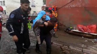 Selde mahsur kalanlar sırtlarda taşınarak kurtarıldı