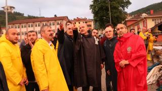 Bakan Soylu sel bölgesinde kurtarma çalışmalarına katıldı