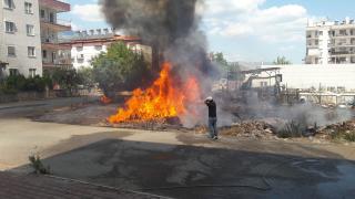 Antalya'da alevlerin sardığı hurda otomobil patladı