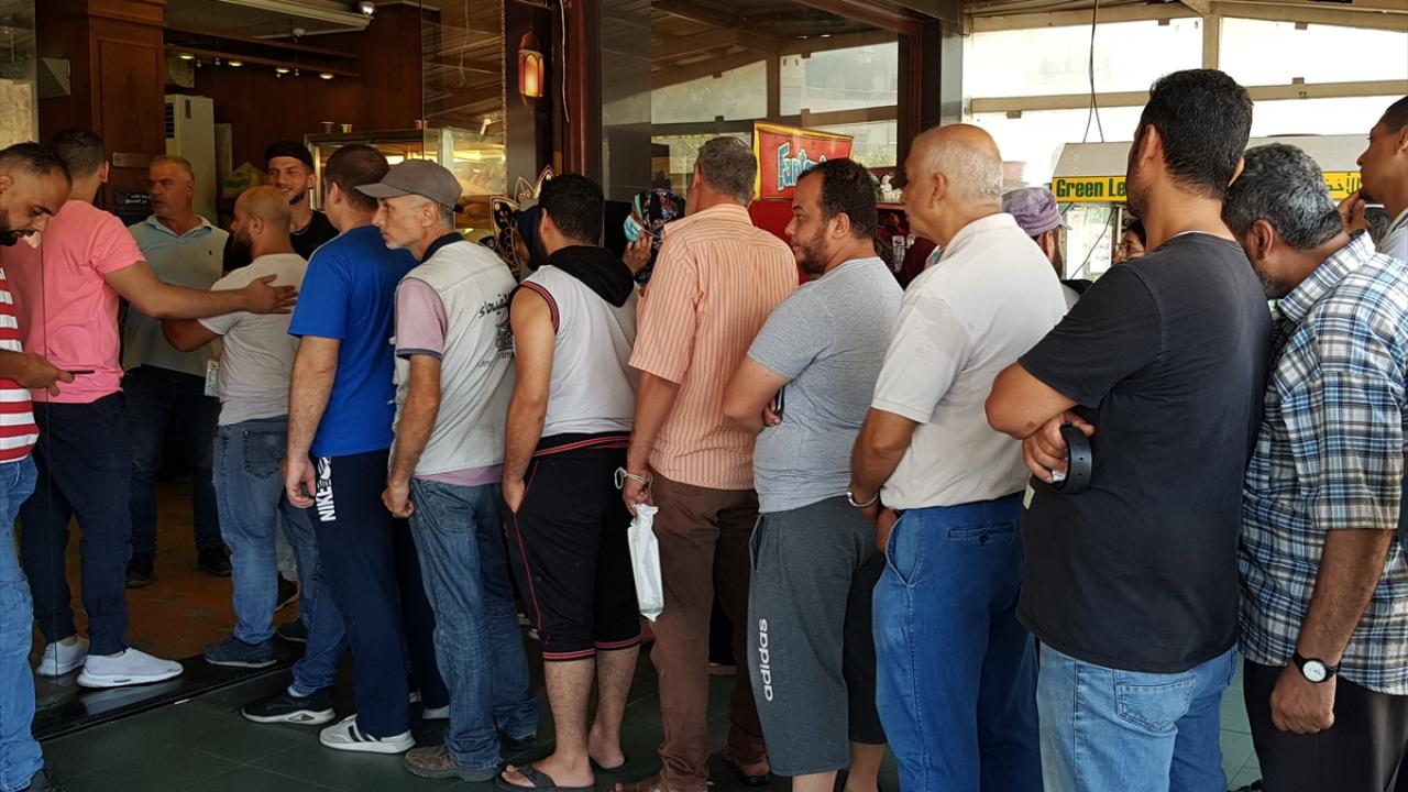 Vatandaş, geceyi benzin kuyruğunda geçirmekten şikayet ediyor