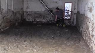 Selden mucizevi kurtuluş: Suyla dolu dükkandan sağ çıktı