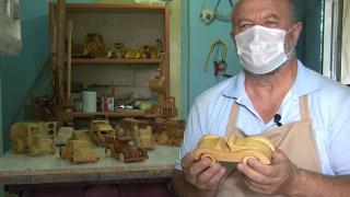 Yaptığı ahşap oyuncakları şehit yakınları için bağışlıyor