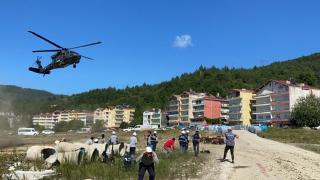 Sel bölgesinde arazi aracı helikopterle taşındı