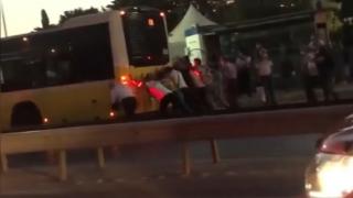 Arızalanan otobüsü yolcuları itti