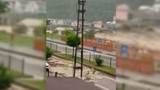 Ayancık'ta selin geliş anı kamerada