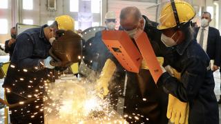 Kaynak ustası Melek Tuğ, Cumhurbaşkanı Erdoğan ile kaynak yaptı