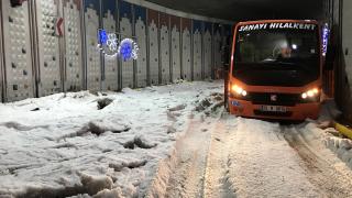 Erzurum'da dolu etkili oldu, caddeler beyaza büründü