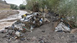 Kars sele teslim oldu: Araçlar sürüklendi, evleri su bastı