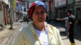 Selin geldiğini gördü, çay kenarındakilere kaçmaları için yalvardı