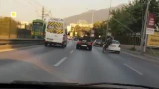 Trafikte makas atan motosiklet otomobile çarpıp takla attı