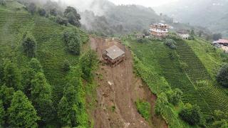 Rize'de heyelan sonrası 3 katlı bina yan yattı