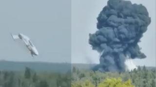 Rusya'da motoru alev alan uçak yere böyle çakıldı