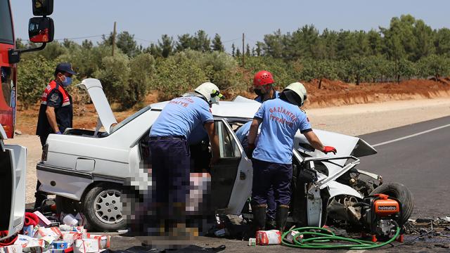 Gaziantepte iki otomobil kafa kafaya çarpıştı: 1 ölü, 2 yaralı