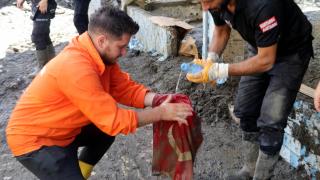 Çamurun altında kalan Türk bayrağını yıkayıp yeniden astılar