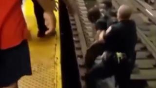 ABD'de raylara düşen yolcu son anda kurtarıldı