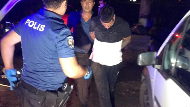 Adanada otomobille polisten kaçmaya çalışan iki şüpheli yakalandı