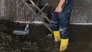 Kuyumcuların selde kaybolan altınları dedektörle arandı