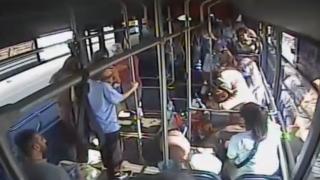 Dili boğazına kaçan çocuğu otobüs şoförü kurtardı