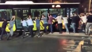 Vatandaşlar İETT otobüsünü kurtarmaya çalıştı