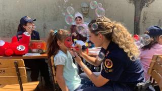 Jandarma, afetzede çocukların yüzünü güldürdü