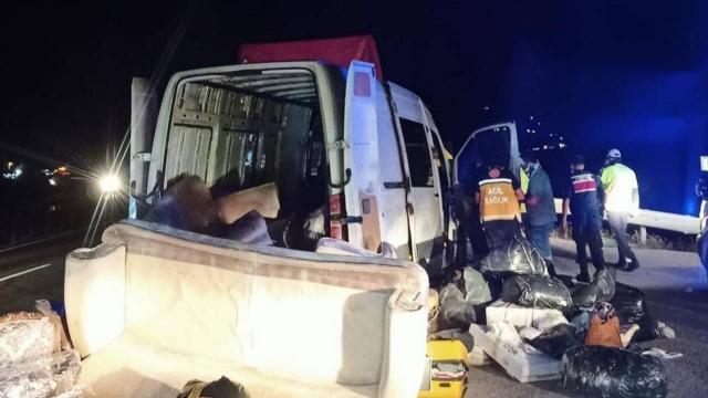 Kamyona çarpan minibüsteki 7 kişi yaralandı