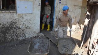 Selden etkilenen vatandaşlara Mehmetçik'ten yardım eli