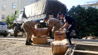 Mehmetçik afet bölgesinde yaraları sarmaya yardım ediyor