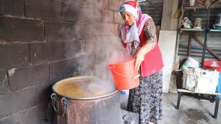 Geleneksel yöntemlerle yapılan pestil ve kömenin lezzet yolculuğu