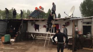 Kars'ta su baskını nedeniyle evlerinde mahsur kalanlar kurtarıldı